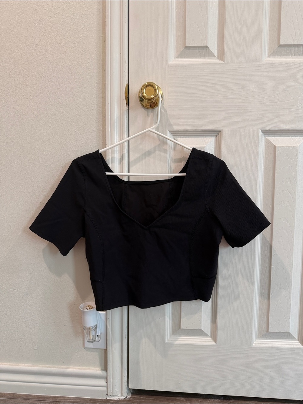 Black lululemon cropped black shirt